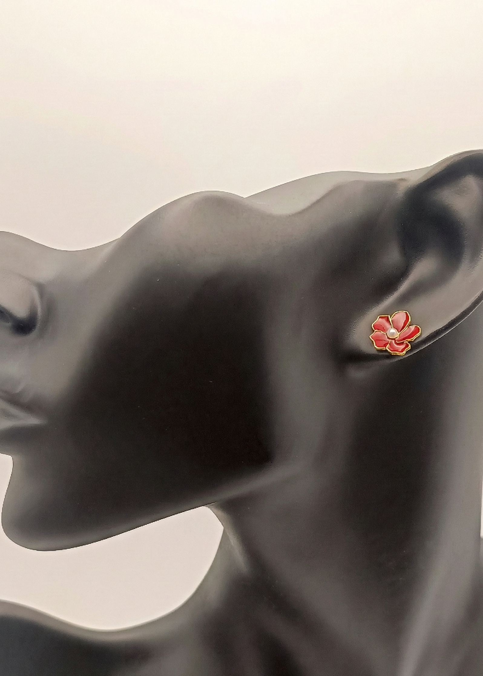 Brincos de flor vermelha