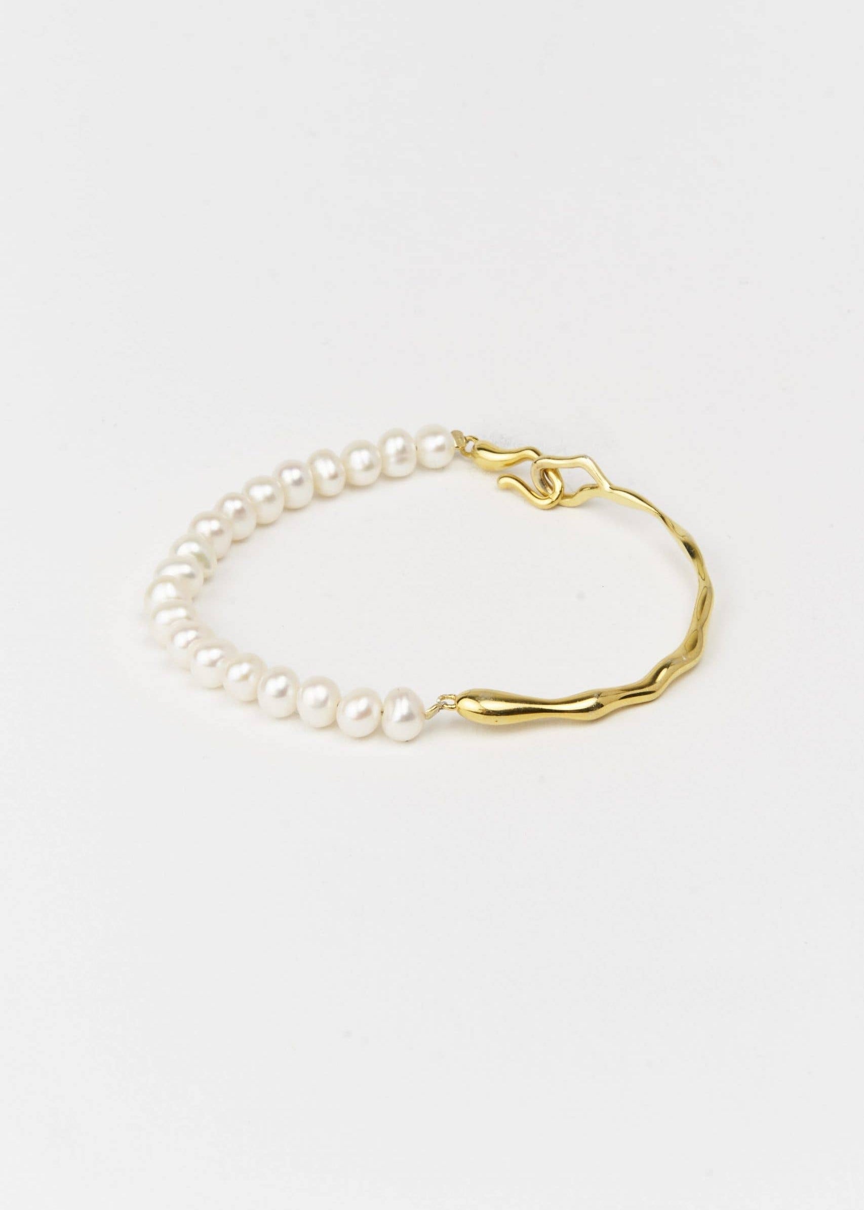 Pulseira dourada com pérolas naturais
