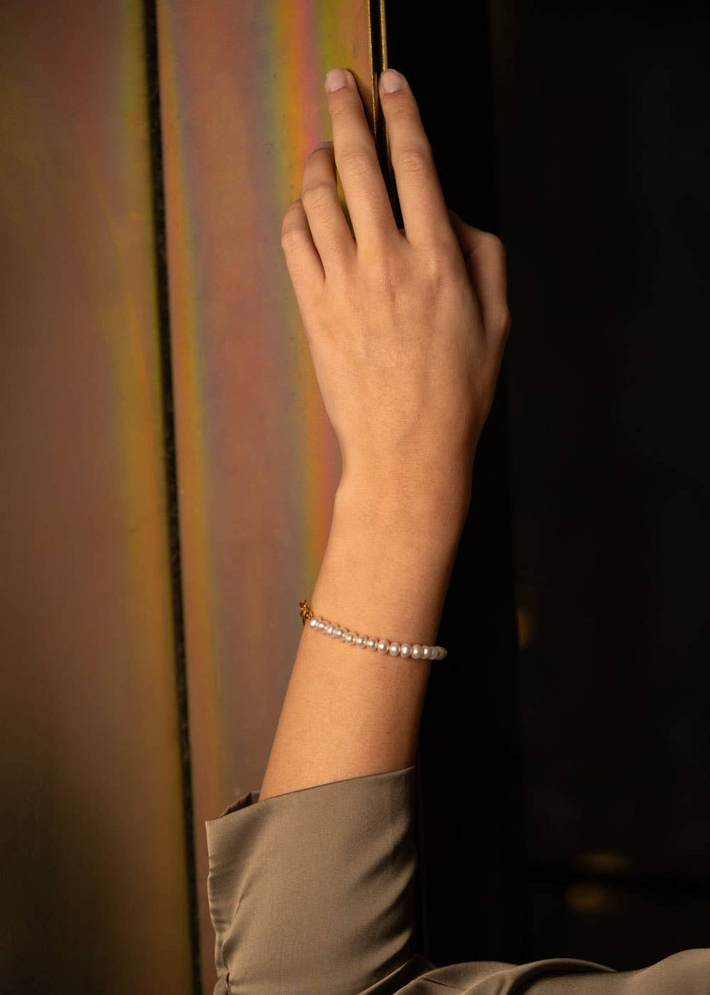 Pulseira dourada com pérolas naturais