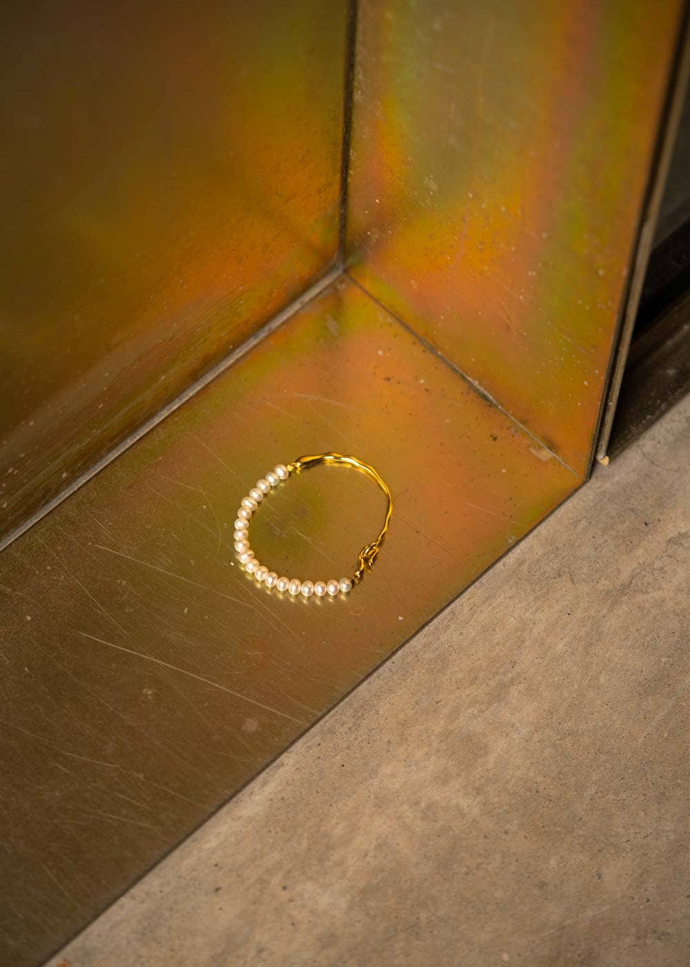 Pulseira dourada com pérolas naturais